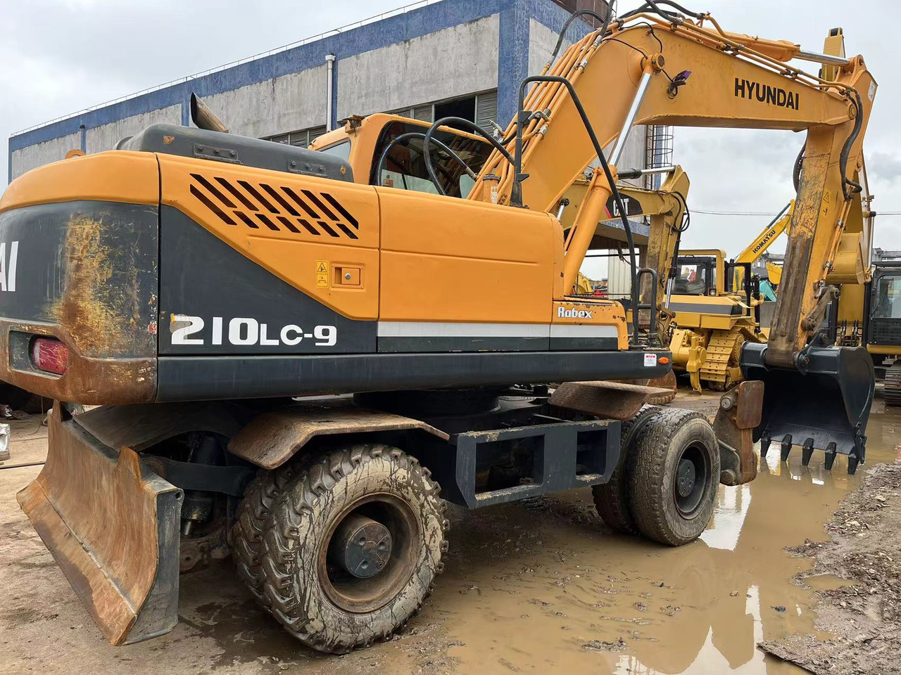 HYUNDAI R210W-9 - Pelle sur pneus: photos 1 HYUNDAI R210W-9 - Pelle sur pneus: photos 1