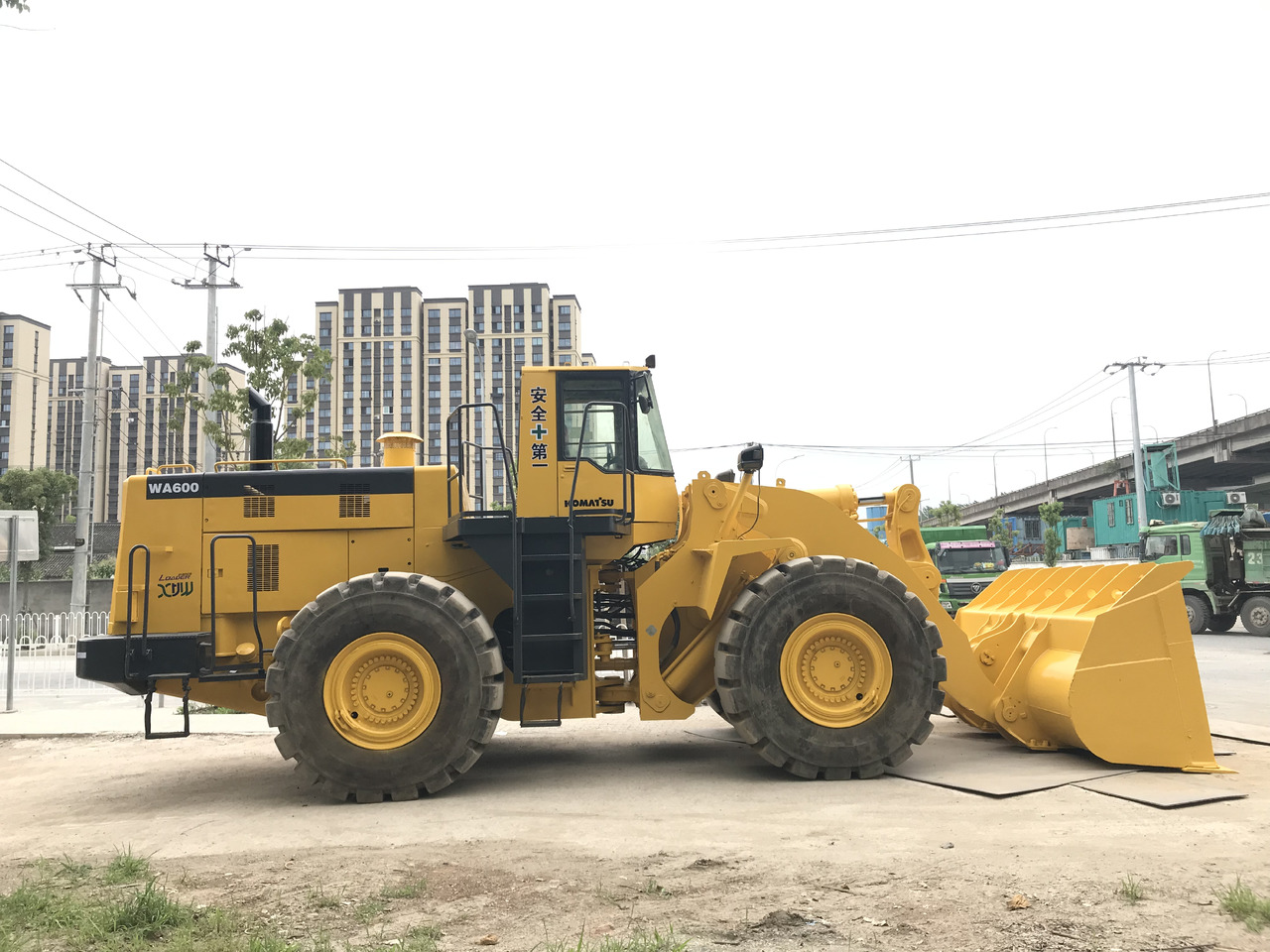 KOMATSU WA600-3 - Chargeuse sur pneus: photos 1 KOMATSU WA600-3 - Chargeuse sur pneus: photos 1