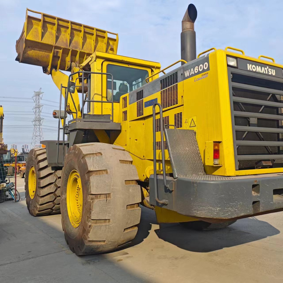 KOMATSU WA600-3 - Chargeuse sur pneus: photos 1 KOMATSU WA600-3 - Chargeuse sur pneus: photos 1