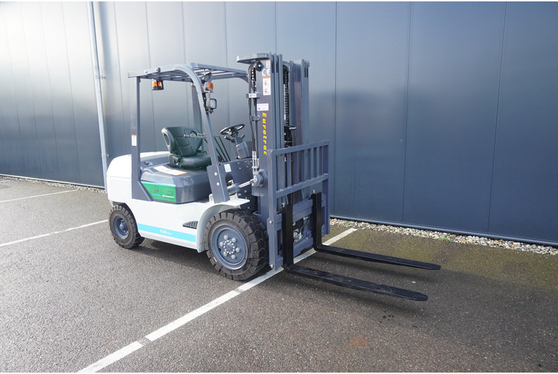 Eurotrac FE 30 ECO ELECTRIC FORKLIFT - Engins de chantier: photos 4 Eurotrac FE 30 ECO ELECTRIC FORKLIFT - Engins de chantier: photos 4