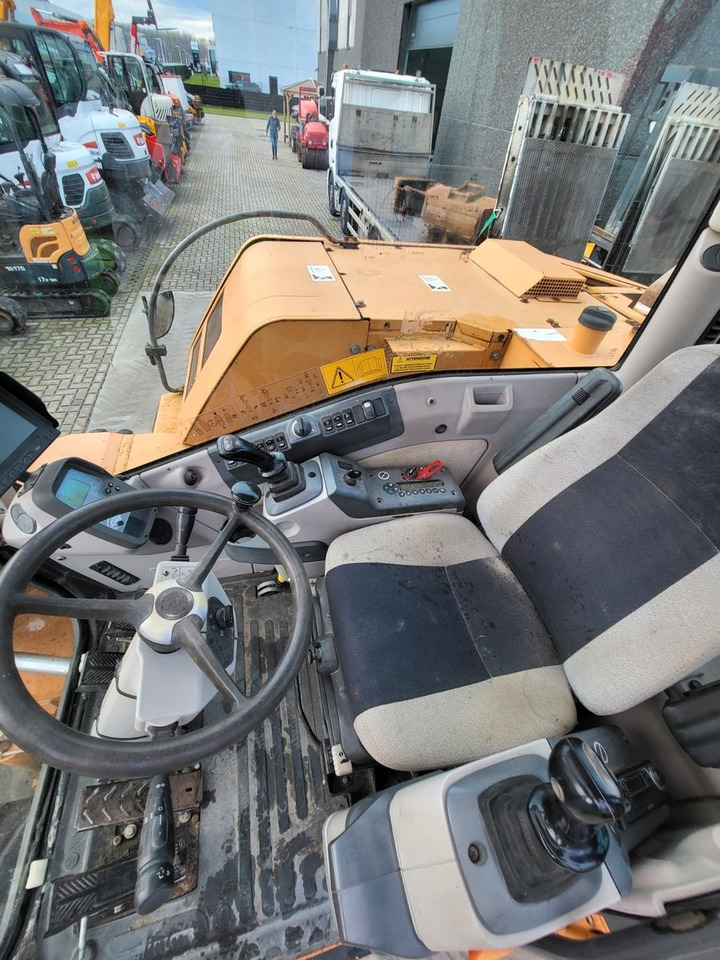 Pelle sur pneus Case WX125: photos 11 Pelle sur pneus Case WX125: photos 11