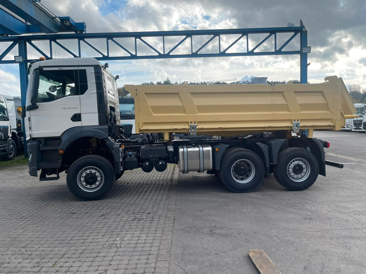 MAN TGS 28.440 6x4-4 / 3-Seiten- Kipper EuromixMTP MAN TGS 28.440 6x4-4 / 3-Seiten- Kipper EuromixMTP - Camion benne: photos 2 MAN TGS 28.440 6x4-4 / 3-Seiten- Kipper EuromixMTP MAN TGS 28.440 6x4-4 / 3-Seiten- Kipper EuromixMTP - Camion benne: photos 2