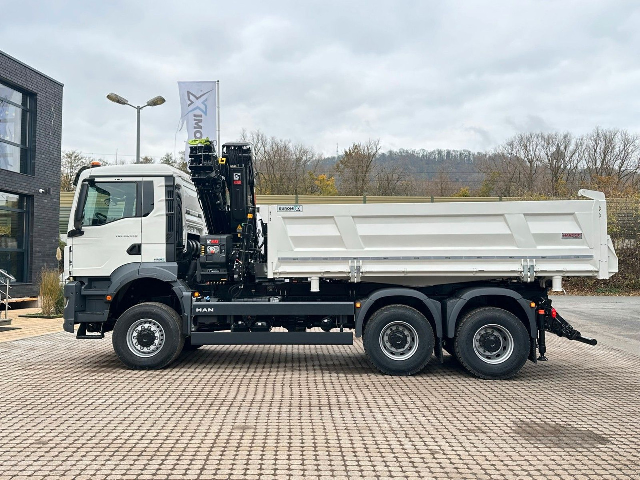 MAN TGS 33.440 6x6 /3-Seiten- Kipper / Kran HIAB 302 - Camion benne, Camion grue: photos 3 MAN TGS 33.440 6x6 /3-Seiten- Kipper / Kran HIAB 302 - Camion benne, Camion grue: photos 3