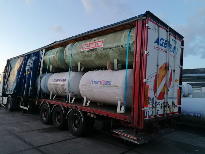 Curtain semi-trailer with used aboveground 2700 &4850L tanks Gas, Gaz, LPG, GPL, Propane, Butane tank ID 8.370 - Semi-remorque citerne: photos 1 Curtain semi-trailer with used aboveground 2700 &4850L tanks Gas, Gaz, LPG, GPL, Propane, Butane tank ID 8.370 - Semi-remorque citerne: photos 1