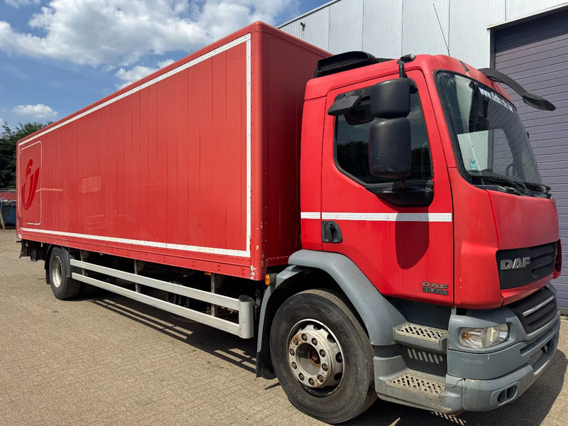 DAF LF 55.220 **EURO 4-MANUAL GEARBOX** - Camion fourgon: photos 3 DAF LF 55.220 **EURO 4-MANUAL GEARBOX** - Camion fourgon: photos 3