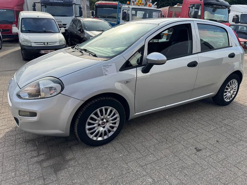 Fiat Punto **EURO 6B-AIRCO-5DOOR** - Berline: photos 1 Fiat Punto **EURO 6B-AIRCO-5DOOR** - Berline: photos 1