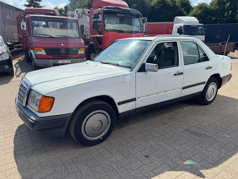 Mercedes-Benz 200-serie **W124-250D** - Berline: photos 1 Mercedes-Benz 200-serie **W124-250D** - Berline: photos 1