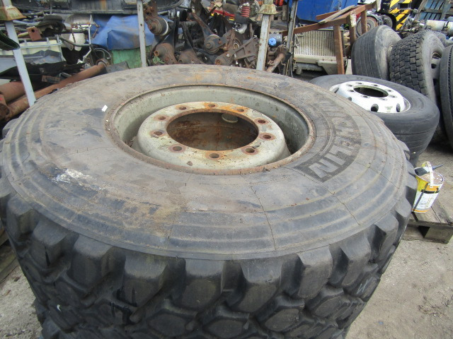 445/65/22.5 TRACK GRIP MICHELIN (2) EX SCAMMEL 6X6 COMPLETE WITH RIMS - Pneu pour Camion: photos 2 445/65/22.5 TRACK GRIP MICHELIN (2) EX SCAMMEL 6X6 COMPLETE WITH RIMS - Pneu pour Camion: photos 2