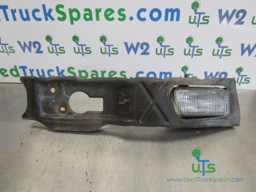 ISUZU N75 190 BUMPER / FOG LIGHT BRACKET – DRIVERS SIDE - Cabine et intérieur pour Camion: photos 1 ISUZU N75 190 BUMPER / FOG LIGHT BRACKET – DRIVERS SIDE - Cabine et intérieur pour Camion: photos 1