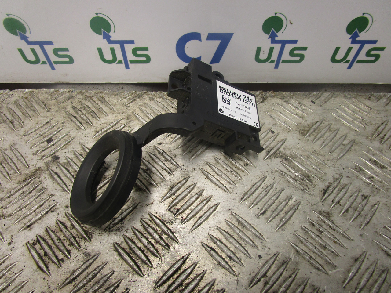 ISUZU N75 4HK1 IGNITION LOCK & KEY & TRANSPORTER - Cabine et intérieur pour Camion: photos 2 ISUZU N75 4HK1 IGNITION LOCK & KEY & TRANSPORTER - Cabine et intérieur pour Camion: photos 2