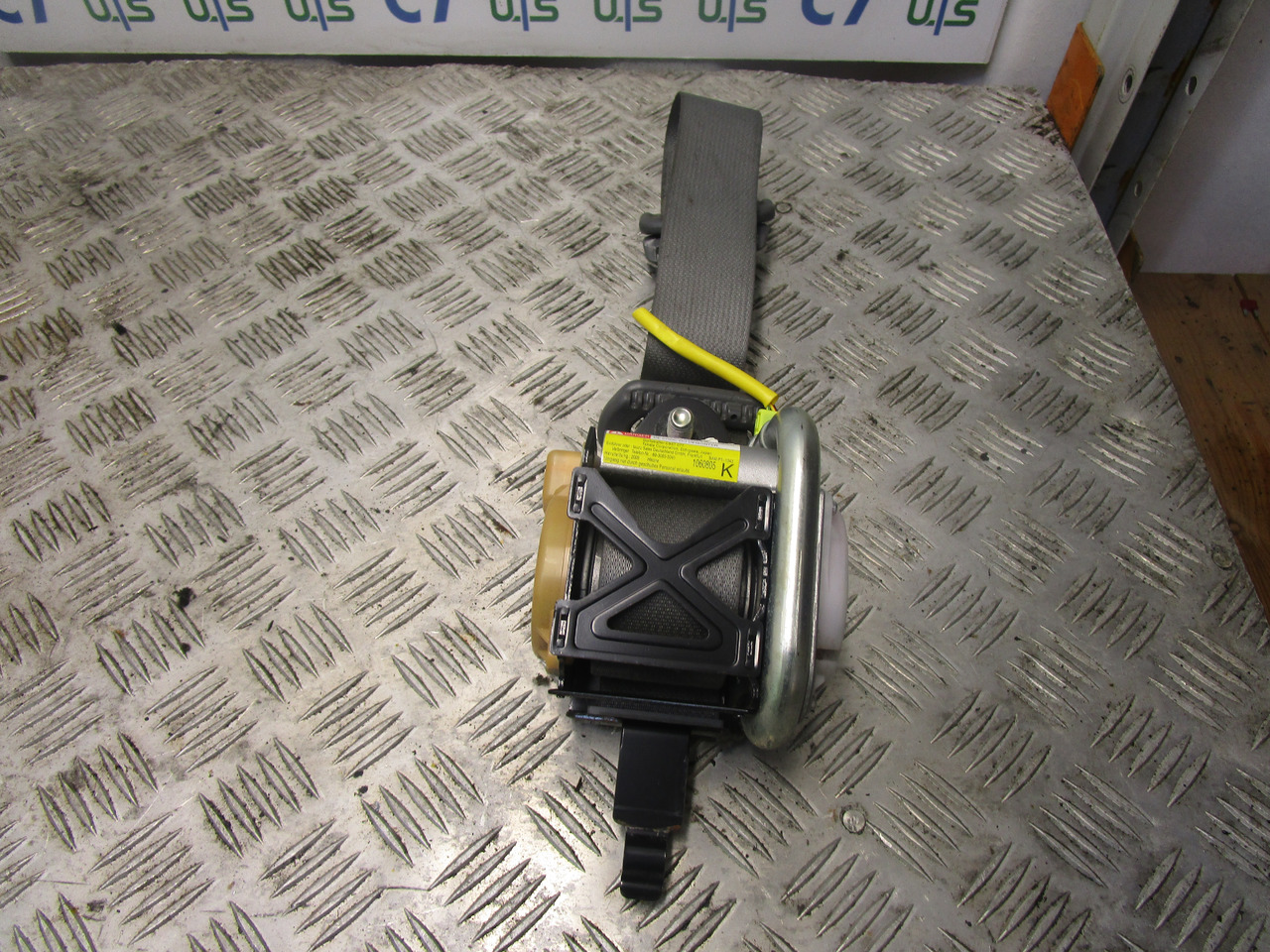 ISUZU N75 4HK1 SEAT BELT (PASSENGER SIDE) - Cabine et intérieur pour Camion: photos 1 ISUZU N75 4HK1 SEAT BELT (PASSENGER SIDE) - Cabine et intérieur pour Camion: photos 1