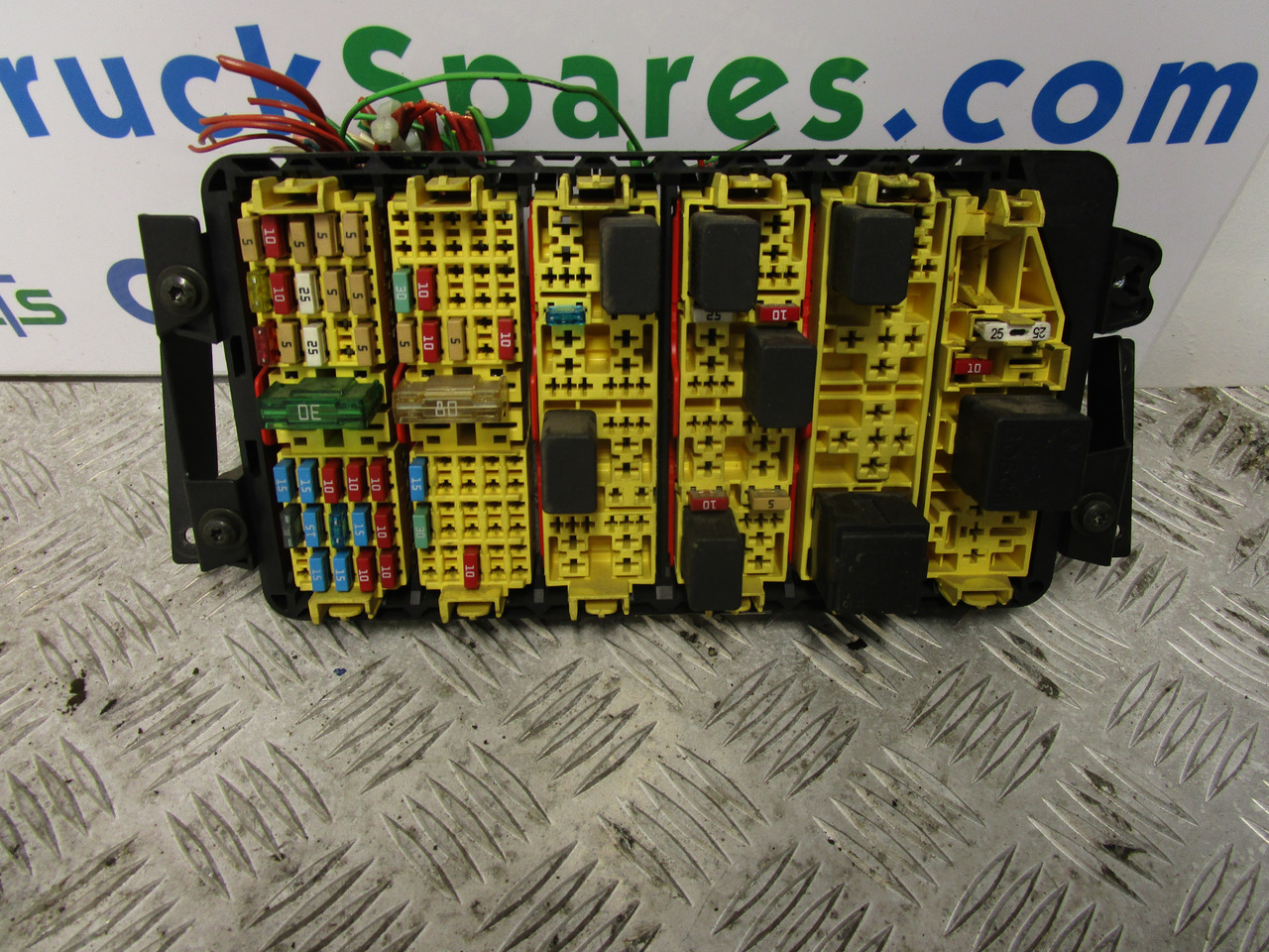 IVECO DAILY 3.0 FUSEBOARD P/NO 284912-2 - Système électrique pour Camion: photos 1 IVECO DAILY 3.0 FUSEBOARD P/NO 284912-2 - Système électrique pour Camion: photos 1