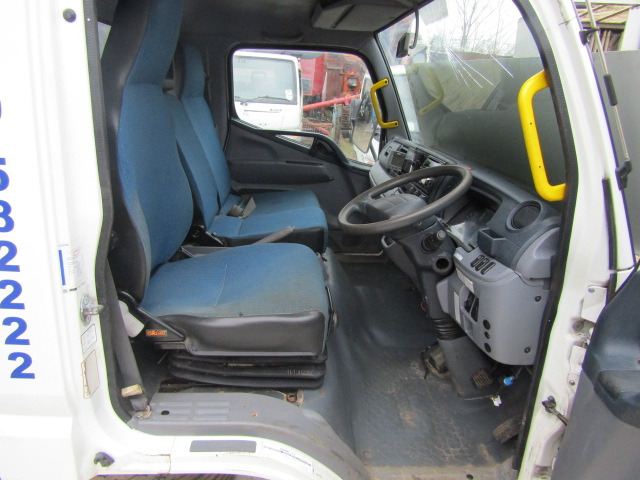 MITSUBISHI FUSO 7C15/18 CAB 2012 - Cabine pour Camion: photos 2 MITSUBISHI FUSO 7C15/18 CAB 2012 - Cabine pour Camion: photos 2
