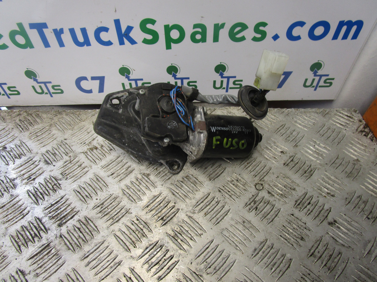 MITSUBISHI FUSO WIPER MOTOR P/NO MK404175 - Cabine et intérieur pour Camion: photos 1 MITSUBISHI FUSO WIPER MOTOR P/NO MK404175 - Cabine et intérieur pour Camion: photos 1
