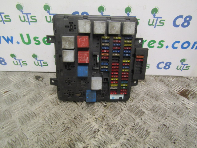 RENAULT MIDLUM DCI FUSE BAORD P/NO 5010516886/B - Système électrique pour Camion: photos 1 RENAULT MIDLUM DCI FUSE BAORD P/NO 5010516886/B - Système électrique pour Camion: photos 1