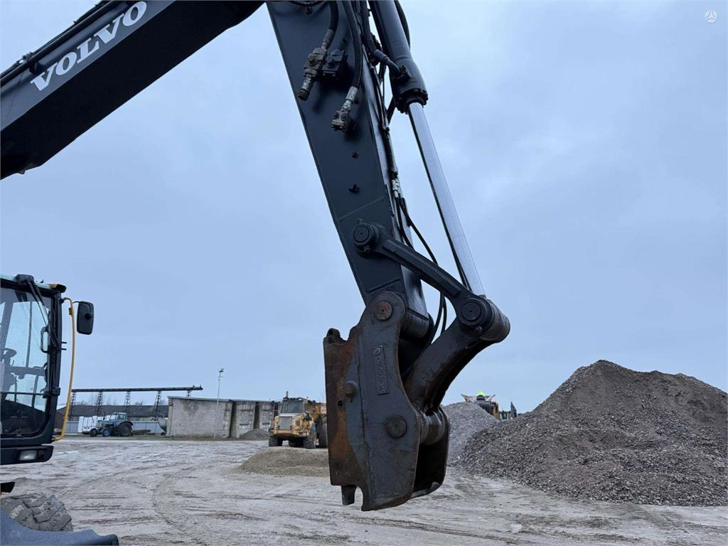 Pelle sur pneus Volvo EW 180 C: photos 9