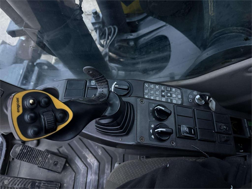 Pelle sur pneus Volvo EW 180 C: photos 11