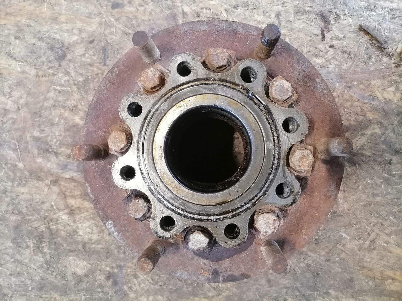 MB Atego truck with wheel hub A9703560301 - Pièce universelle pour Camion: photos 4 MB Atego truck with wheel hub A9703560301 - Pièce universelle pour Camion: photos 4