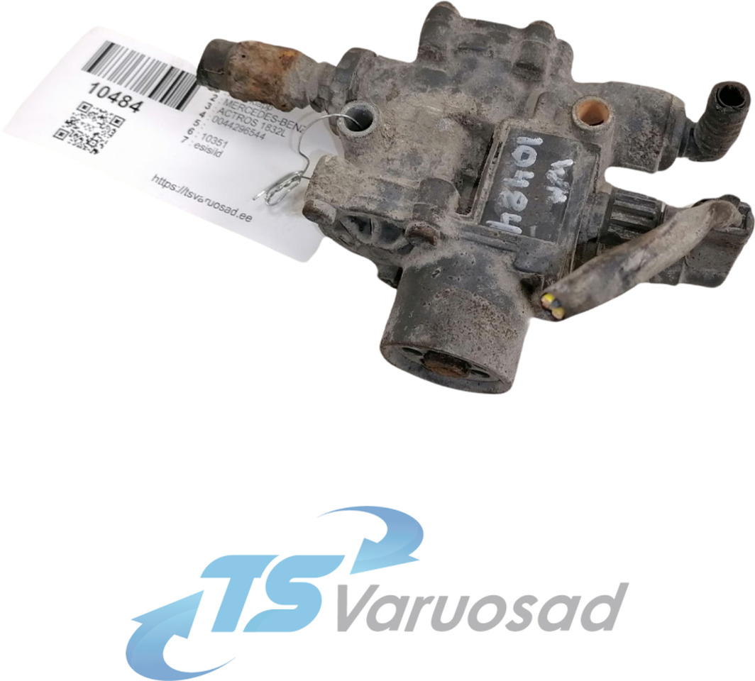 Mercedes-Benz ABS brake valve 0044296544 - Valve de frein pour Camion: photos 1 Mercedes-Benz ABS brake valve 0044296544 - Valve de frein pour Camion: photos 1