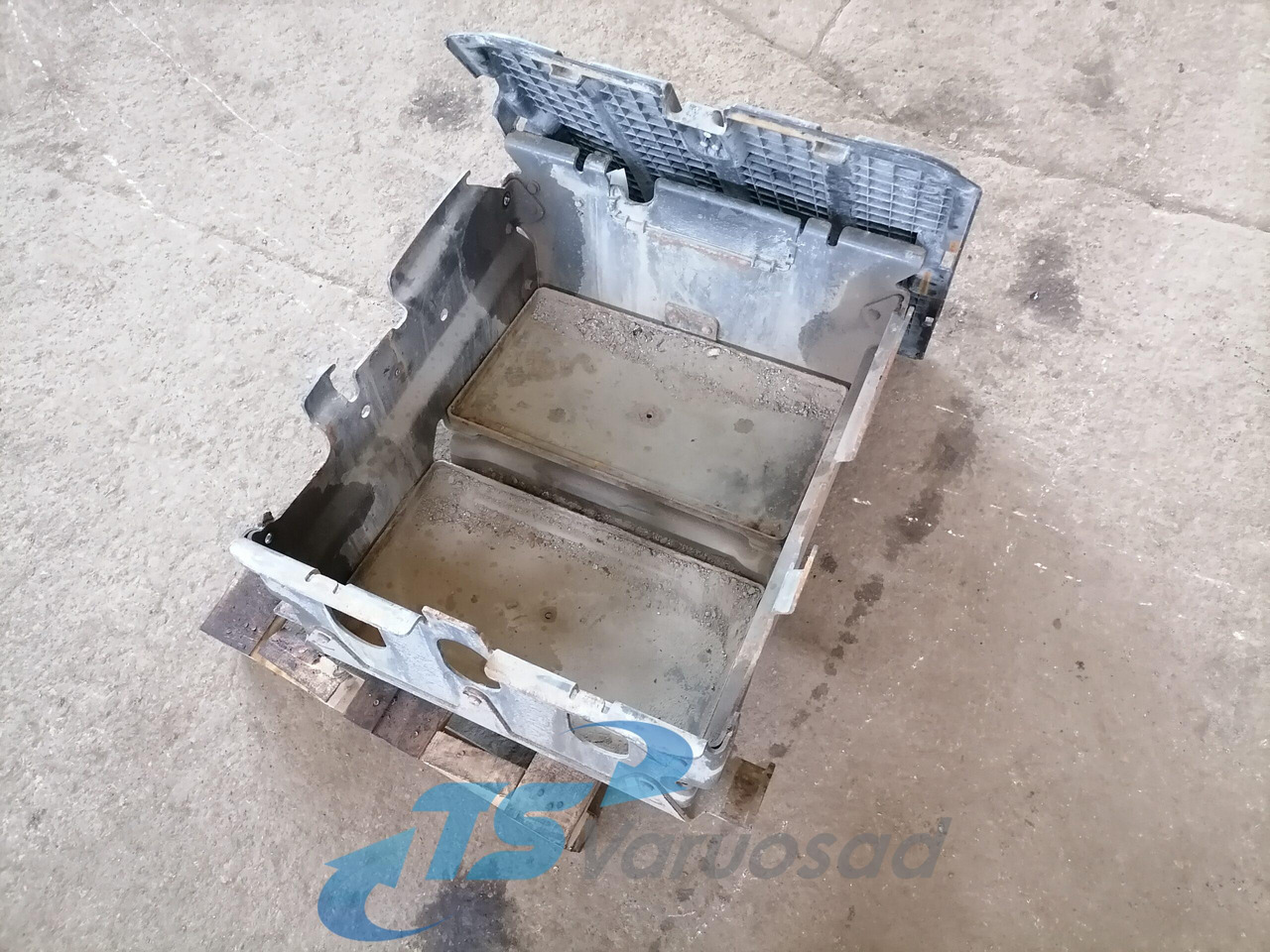 Mercedes-Benz Battery box A9304200268 - Accumulateur pour Camion: photos 2 Mercedes-Benz Battery box A9304200268 - Accumulateur pour Camion: photos 2