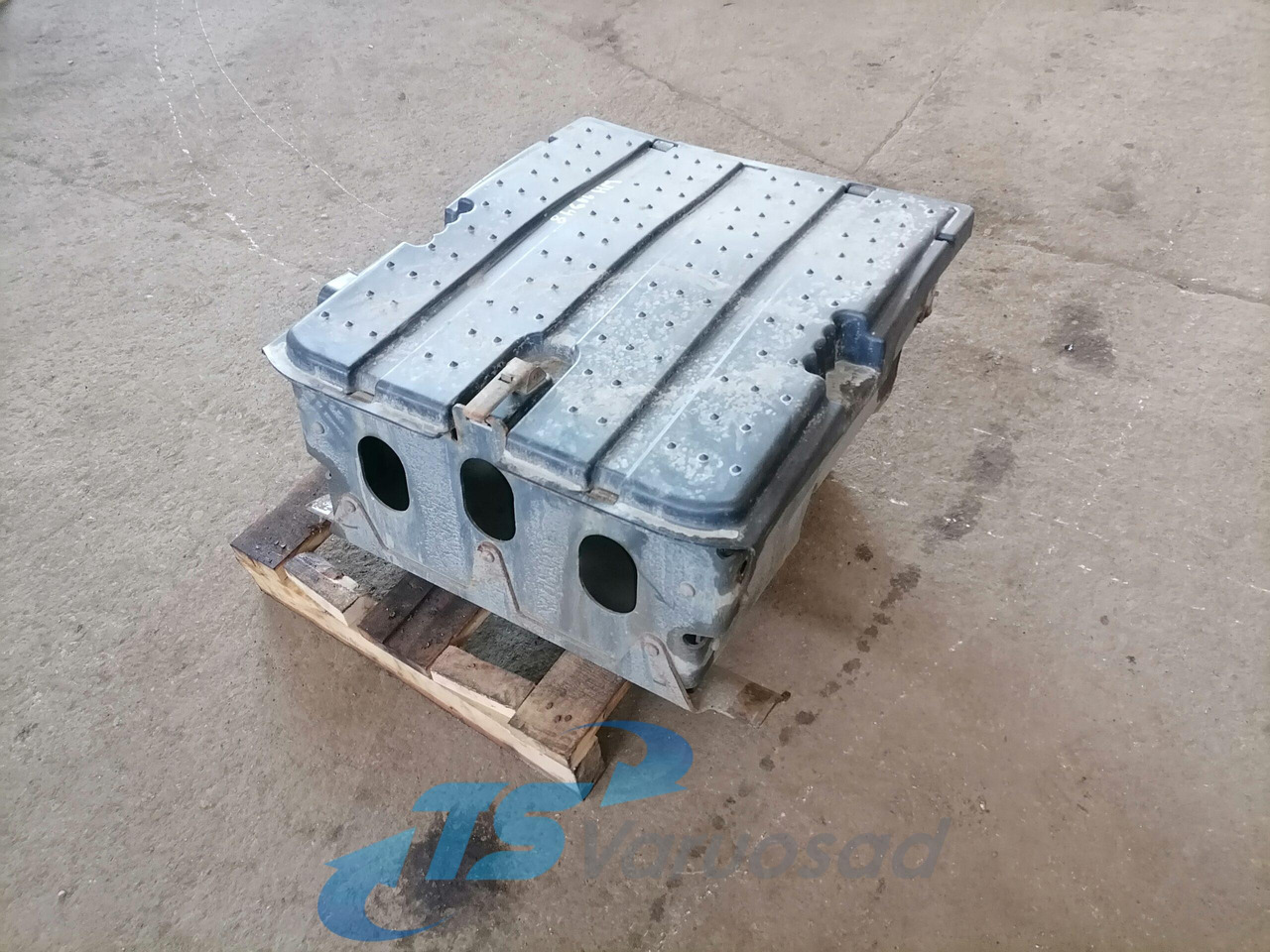 Mercedes-Benz Battery box A9304200268 - Accumulateur pour Camion: photos 1 Mercedes-Benz Battery box A9304200268 - Accumulateur pour Camion: photos 1