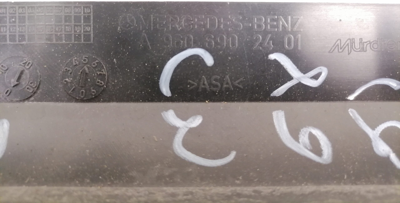 Mercedes-Benz Kabiini plastik A9606902401 - Pièce universelle pour Camion: photos 3 Mercedes-Benz Kabiini plastik A9606902401 - Pièce universelle pour Camion: photos 3