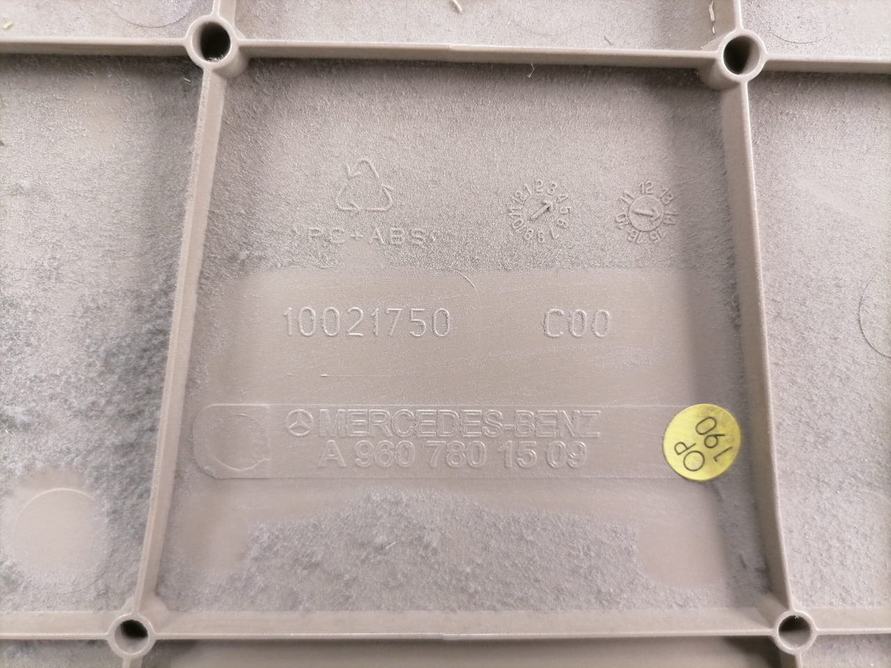 Mercedes-Benz Katuseluugi kate A9607801509 - Pièce universelle pour Camion: photos 2 Mercedes-Benz Katuseluugi kate A9607801509 - Pièce universelle pour Camion: photos 2