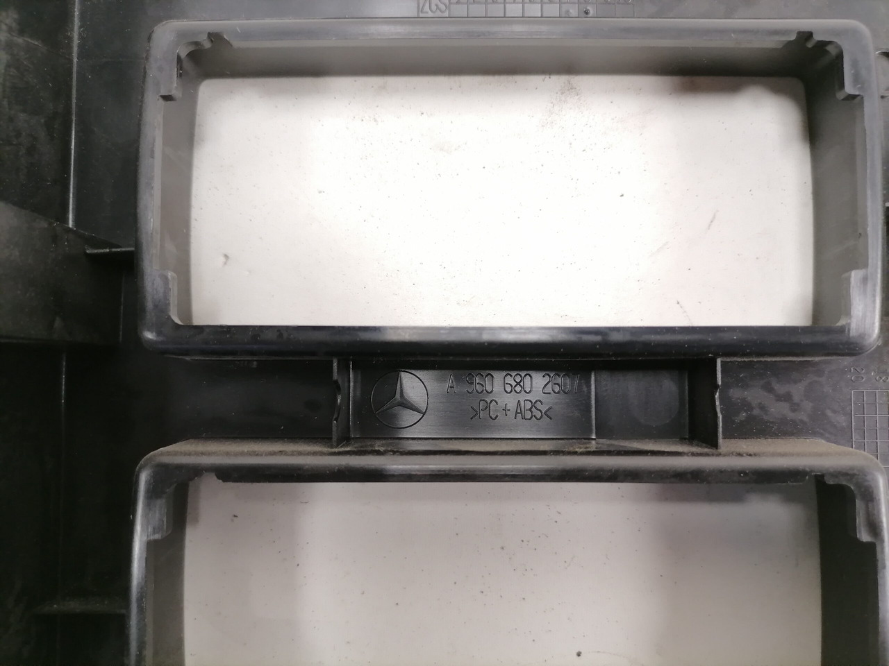 Mercedes-Benz Salongi plastik A9606802607 - Pièce universelle pour Camion: photos 3 Mercedes-Benz Salongi plastik A9606802607 - Pièce universelle pour Camion: photos 3