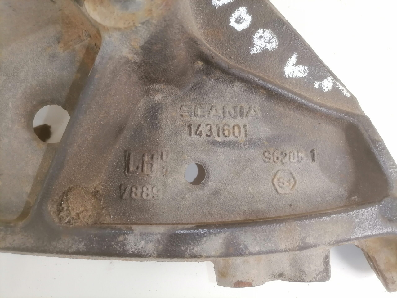 Scania Front bumper carrier 1431601 - Pare-chocs pour Camion: photos 2 Scania Front bumper carrier 1431601 - Pare-chocs pour Camion: photos 2