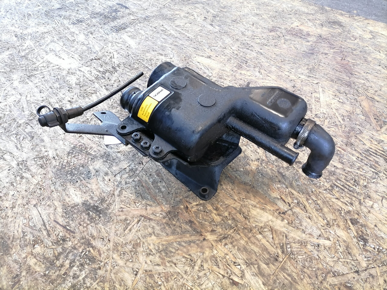 Scania Scania steering oil tank 1461351 - Tuyau de direction pour Camion: photos 2 Scania Scania steering oil tank 1461351 - Tuyau de direction pour Camion: photos 2