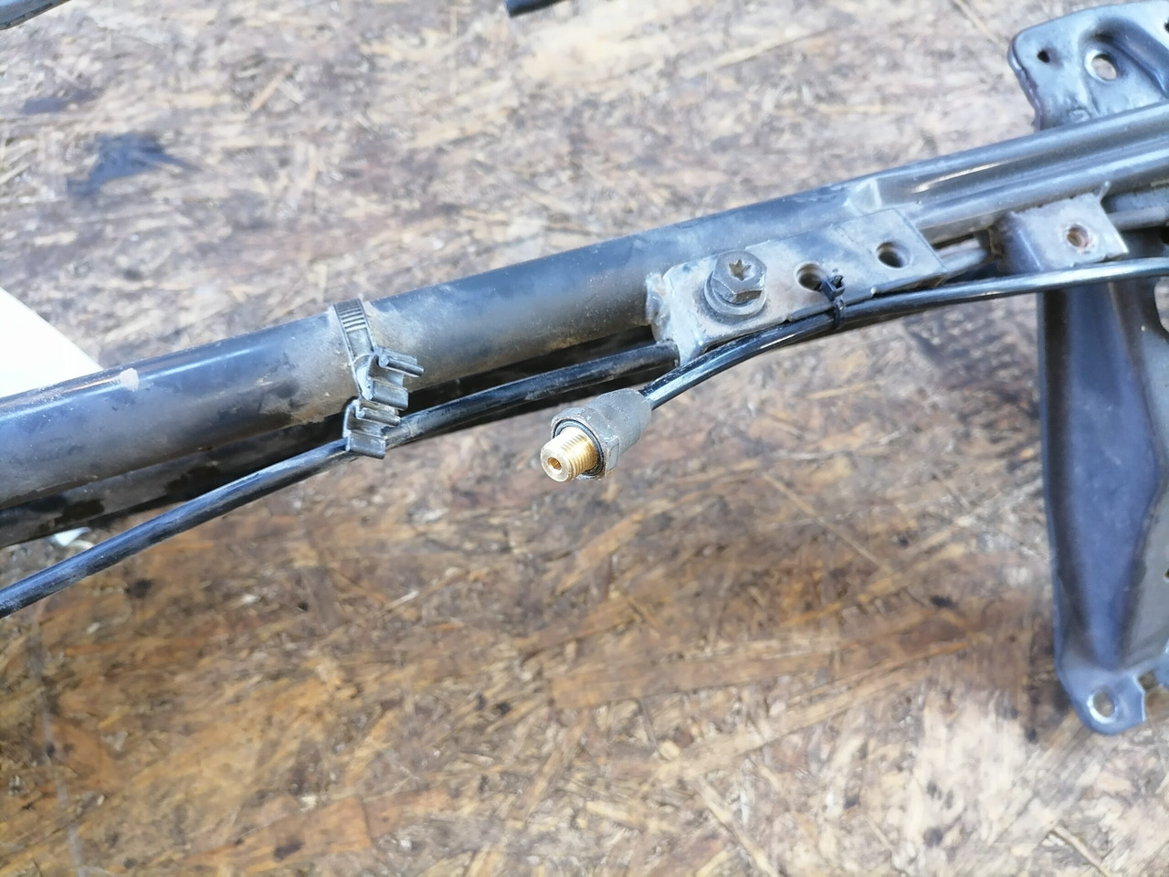 Scania Wiper frame 1765183 - Essuie-glace pour Camion: photos 3 Scania Wiper frame 1765183 - Essuie-glace pour Camion: photos 3