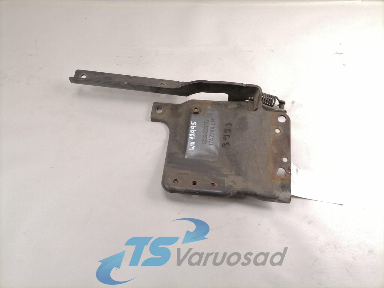 Scania lower grille carrier hinge 1742264 - Calandre pour Camion: photos 1 Scania lower grille carrier hinge 1742264 - Calandre pour Camion: photos 1