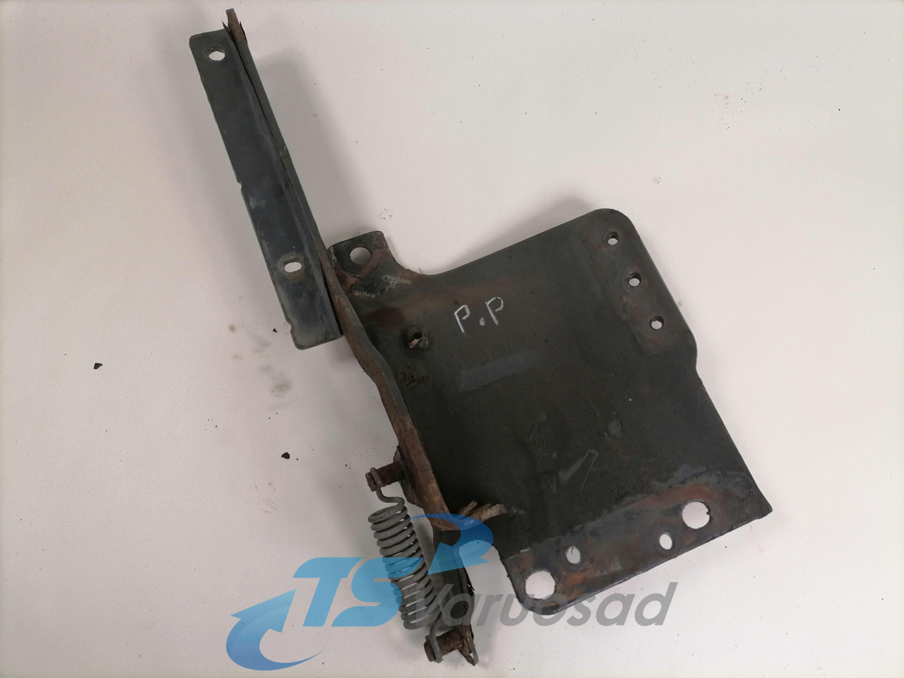 Scania lower grille carrier hinge 1742265 - Calandre pour Camion: photos 1 Scania lower grille carrier hinge 1742265 - Calandre pour Camion: photos 1