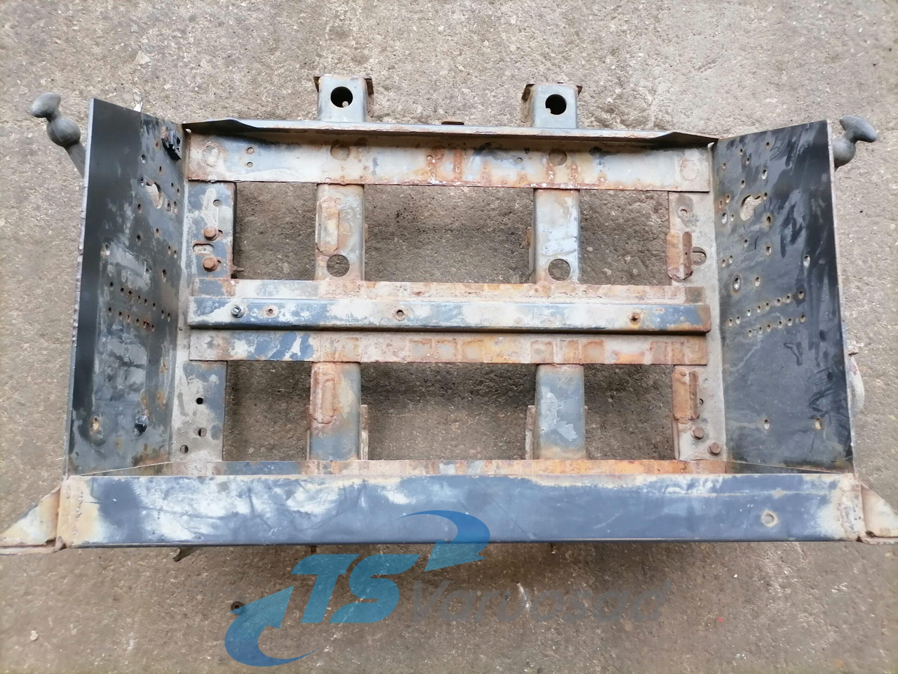 Volvo Battery box 82242391 - Accumulateur pour Camion: photos 2 Volvo Battery box 82242391 - Accumulateur pour Camion: photos 2