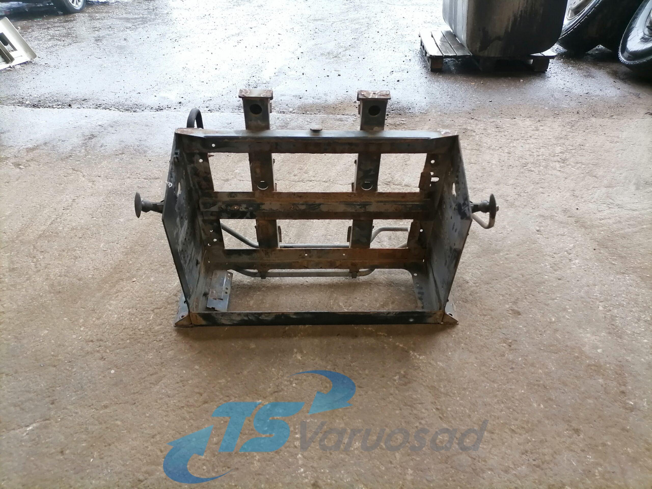 Volvo Battery box 82242391 - Accumulateur pour Camion: photos 1 Volvo Battery box 82242391 - Accumulateur pour Camion: photos 1