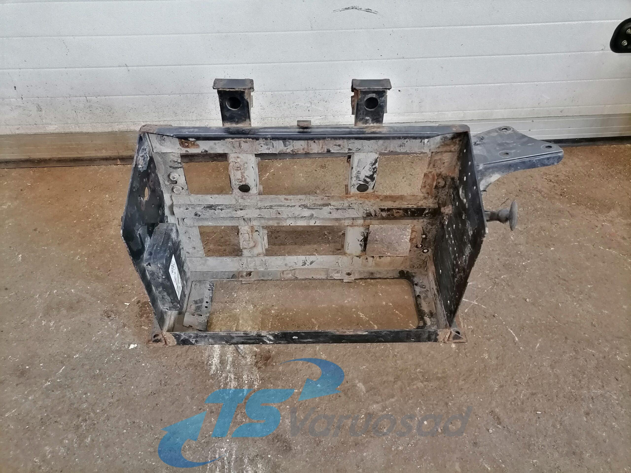 Volvo Battery box 82242391 - Accumulateur pour Camion: photos 1 Volvo Battery box 82242391 - Accumulateur pour Camion: photos 1