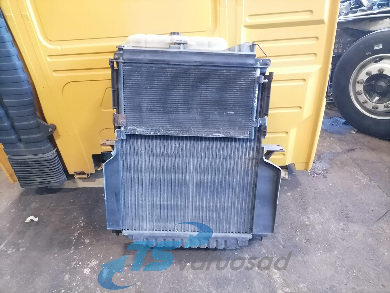 Volvo Radiaatorite komplekt 20936055 - Radiateur pour Camion: photos 1 Volvo Radiaatorite komplekt 20936055 - Radiateur pour Camion: photos 1