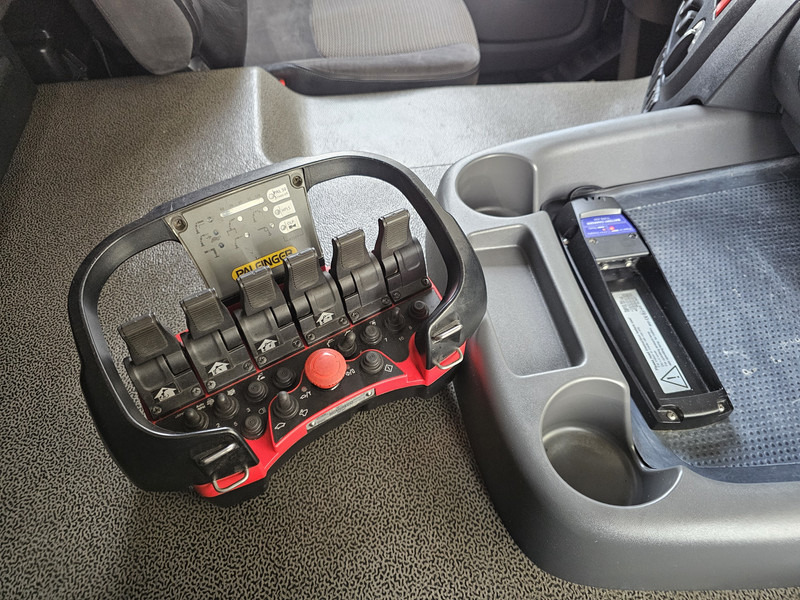 DAF CF 330 6x2 / PALFINGER CRANE / KRAN / CURTAIN - Camion grue: photos 3 DAF CF 330 6x2 / PALFINGER CRANE / KRAN / CURTAIN - Camion grue: photos 3