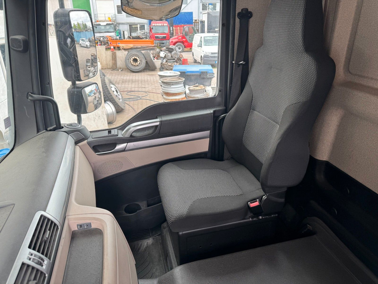 MAN 18.290 4X2 Koffer / Plane Top Zustand 8,30 Meter - Camion à rideaux coulissants: photos 4 MAN 18.290 4X2 Koffer / Plane Top Zustand 8,30 Meter - Camion à rideaux coulissants: photos 4