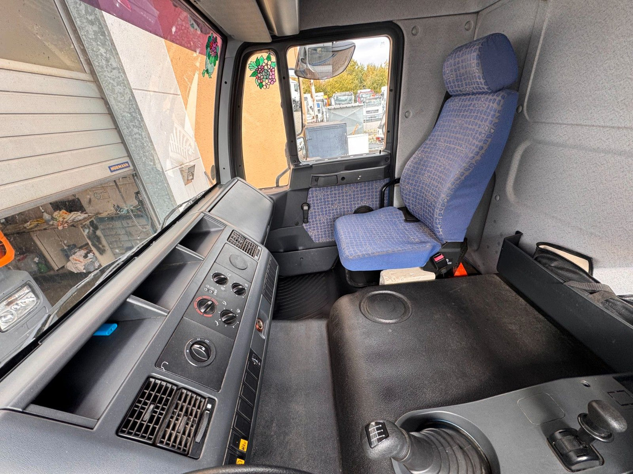 MAN 8.140 4X2 Pritsche Plane Original Km - Utilitaire rideaux coulissants (PLSC): photos 4 MAN 8.140 4X2 Pritsche Plane Original Km - Utilitaire rideaux coulissants (PLSC): photos 4