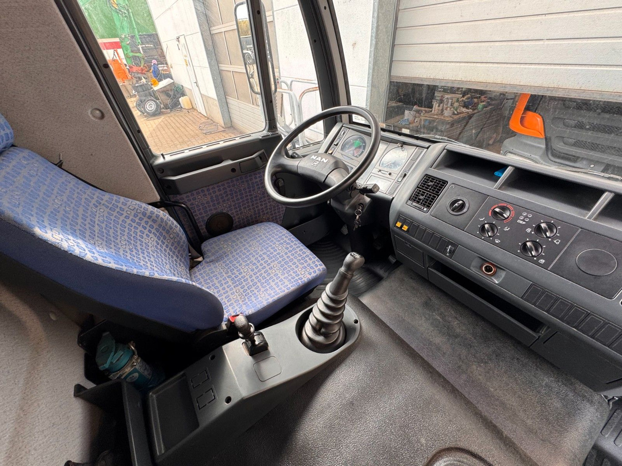 MAN 8.140 4X2 Pritsche Plane Original Km - Utilitaire rideaux coulissants (PLSC): photos 3 MAN 8.140 4X2 Pritsche Plane Original Km - Utilitaire rideaux coulissants (PLSC): photos 3