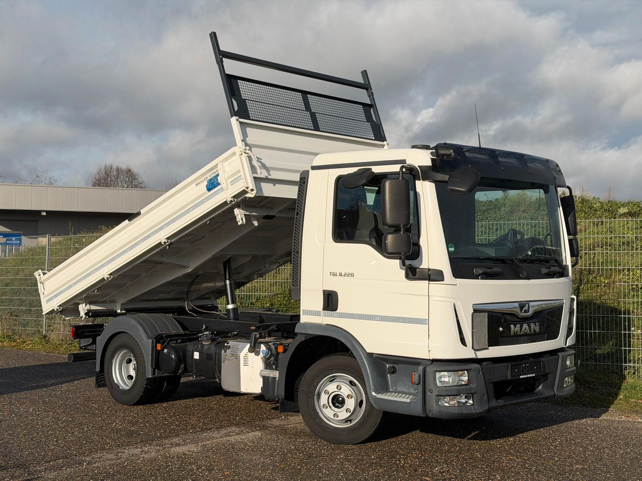 MAN 8.220 4x2 Meiller 3S. Kipper | TOP Zustand! - Utilitaire benne: photos 1 MAN 8.220 4x2 Meiller 3S. Kipper | TOP Zustand! - Utilitaire benne: photos 1