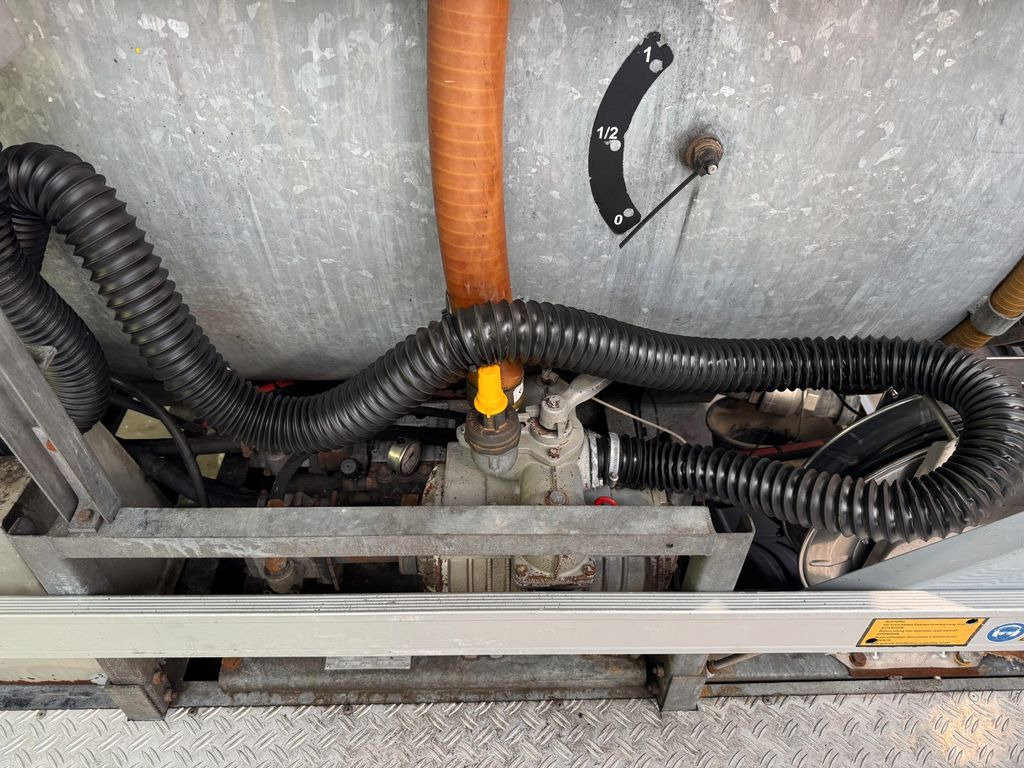 Mercedes-Benz 818 4X2 ROM Toilettenwagen Mercedes-Benz 818 4X2 ROM Toilettenwagen 6 Plätze - Camion vidangeur: photos 4 Mercedes-Benz 818 4X2 ROM Toilettenwagen Mercedes-Benz 818 4X2 ROM Toilettenwagen 6 Plätze - Camion vidangeur: photos 4