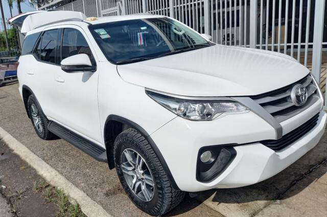Toyota Fortuner - Voiture: photos 4 Toyota Fortuner - Voiture: photos 4