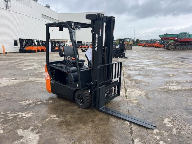 Doosan B15T-7 PLUS - Chariot élévateur électrique: photos 4 Doosan B15T-7 PLUS - Chariot élévateur électrique: photos 4