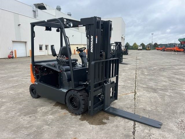 Doosan B30X-7 PLUS - Chariot élévateur électrique: photos 4 Doosan B30X-7 PLUS - Chariot élévateur électrique: photos 4