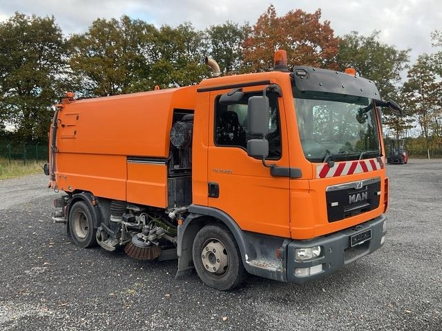MAN TGL12.220 - Balayeuse de voirie: photos 4 MAN TGL12.220 - Balayeuse de voirie: photos 4