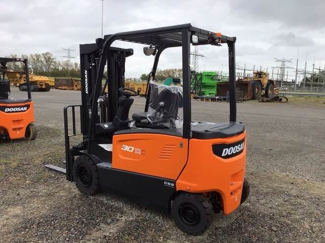 Doosan B30X-7 PLUS - Chariot élévateur électrique: photos 2 Doosan B30X-7 PLUS - Chariot élévateur électrique: photos 2