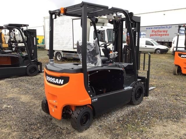 Doosan B30X-7 PLUS - Chariot élévateur électrique: photos 3 Doosan B30X-7 PLUS - Chariot élévateur électrique: photos 3