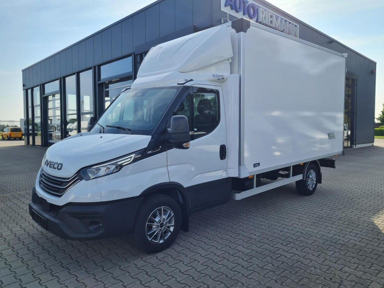 Iveco 35S 18 3.0 Koffer Hi Matic LM KLIMA KAMERA Navig - Fourgon grand volume: photos 3 Iveco 35S 18 3.0 Koffer Hi Matic LM KLIMA KAMERA Navig - Fourgon grand volume: photos 3